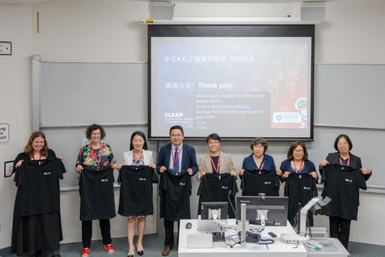 为揭幕仪式嘉宾同贺。（图片：奥大中文系实验室提供）